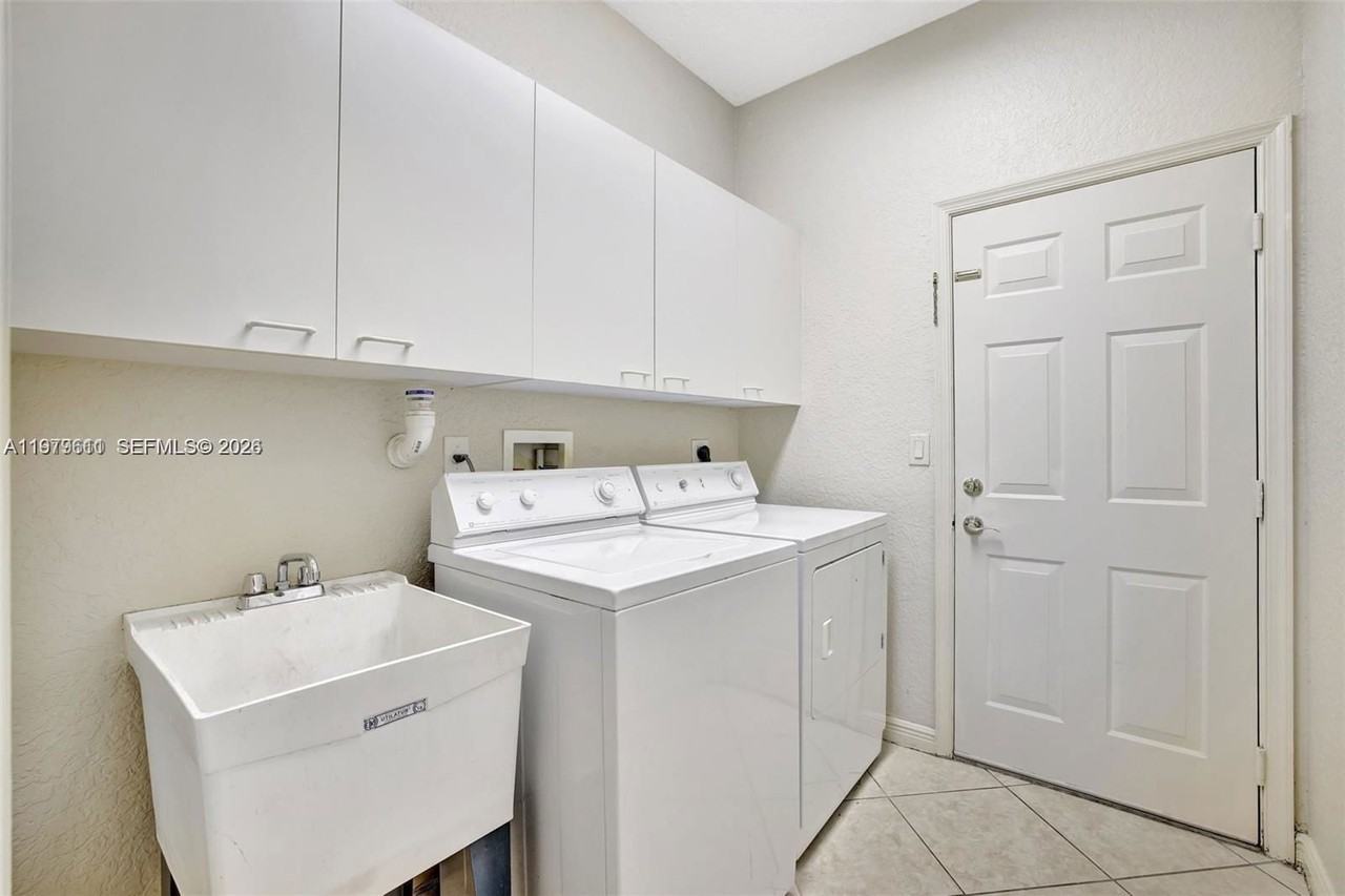 Sw 51st St - Photo 5 of 8