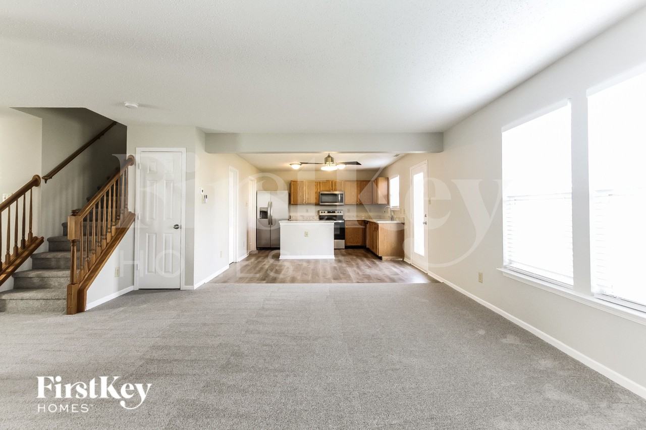 6806 W Stansbury Blvd - Photo 3 of 15