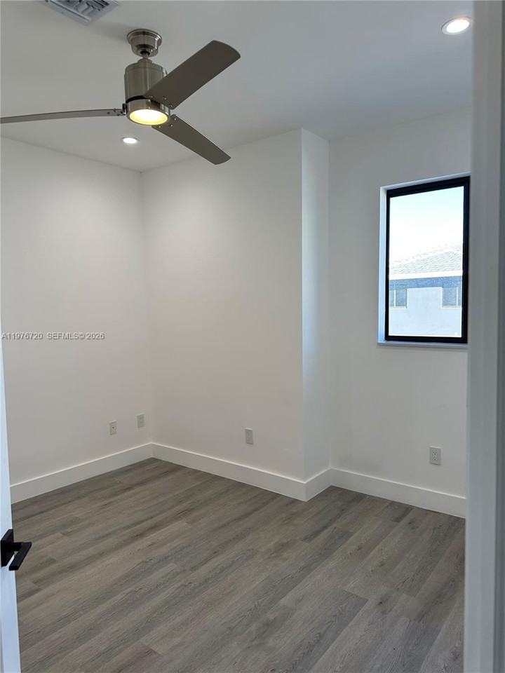 Sw 32nd Ave - Photo 2 of 8