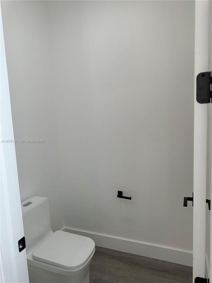 Sw 32nd Ave - Photo 3 of 8