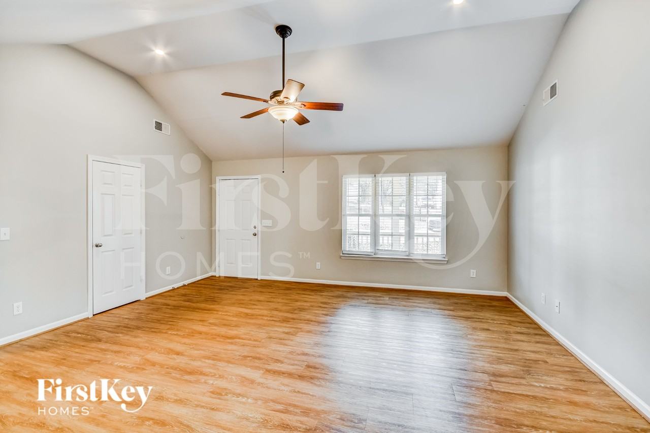 290 Mill Rd - Photo 4 of 16