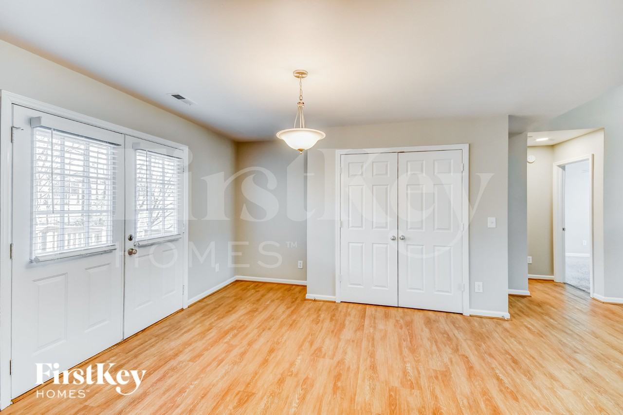 290 Mill Rd - Photo 5 of 16