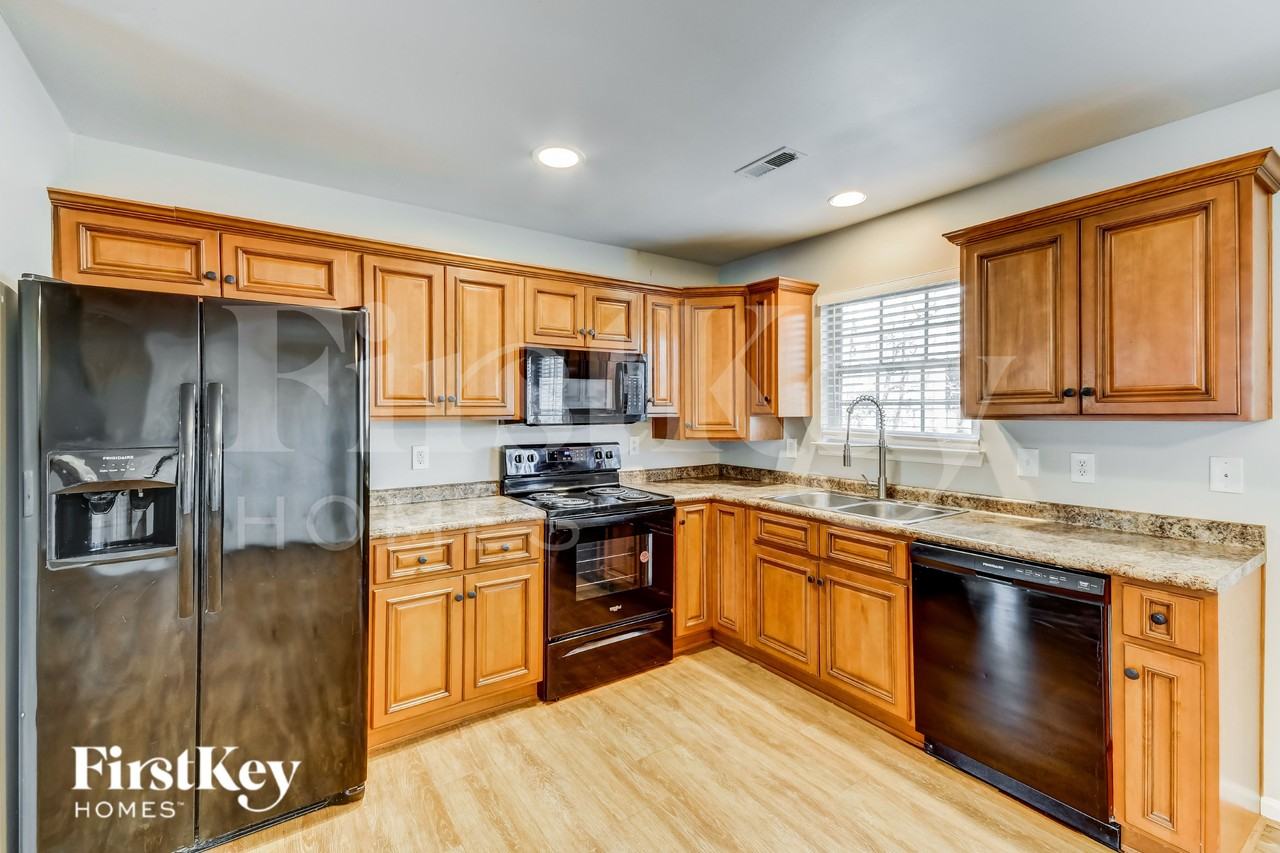 290 Mill Rd - Photo 7 of 16