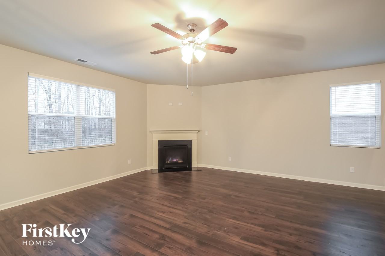 3282 Hawthorn Farm Blvd - Photo 3 of 15