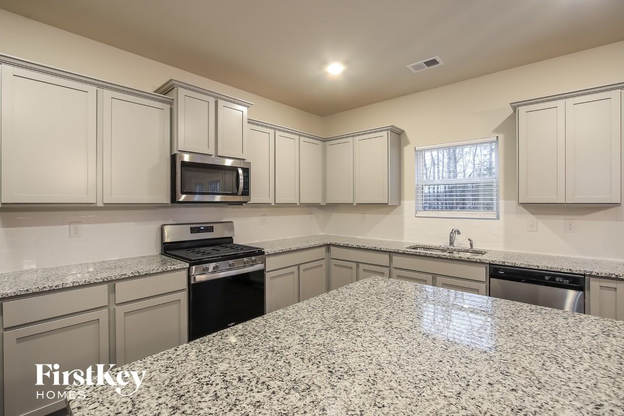 3282 Hawthorn Farm Blvd - Photo 5 of 15