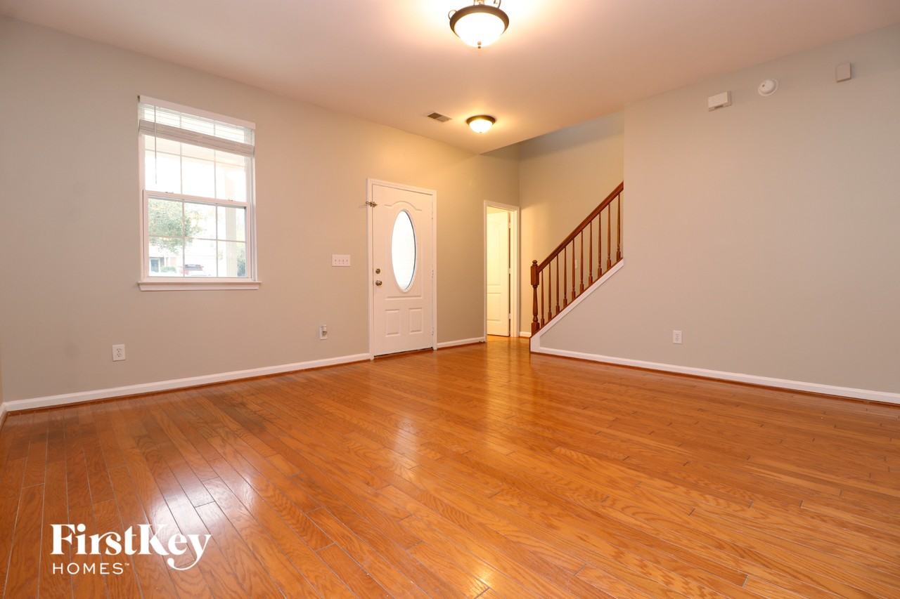 140 Graduate Ln - Photo 2 of 13