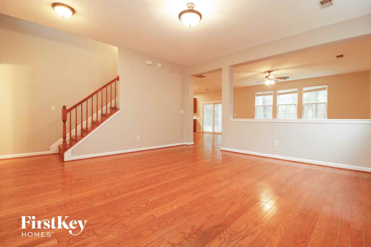 140 Graduate Ln - Photo 3 of 13