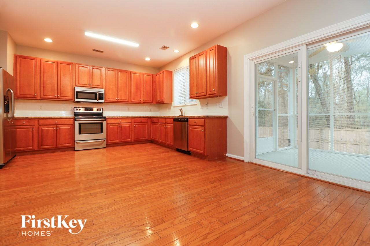 140 Graduate Ln - Photo 4 of 13