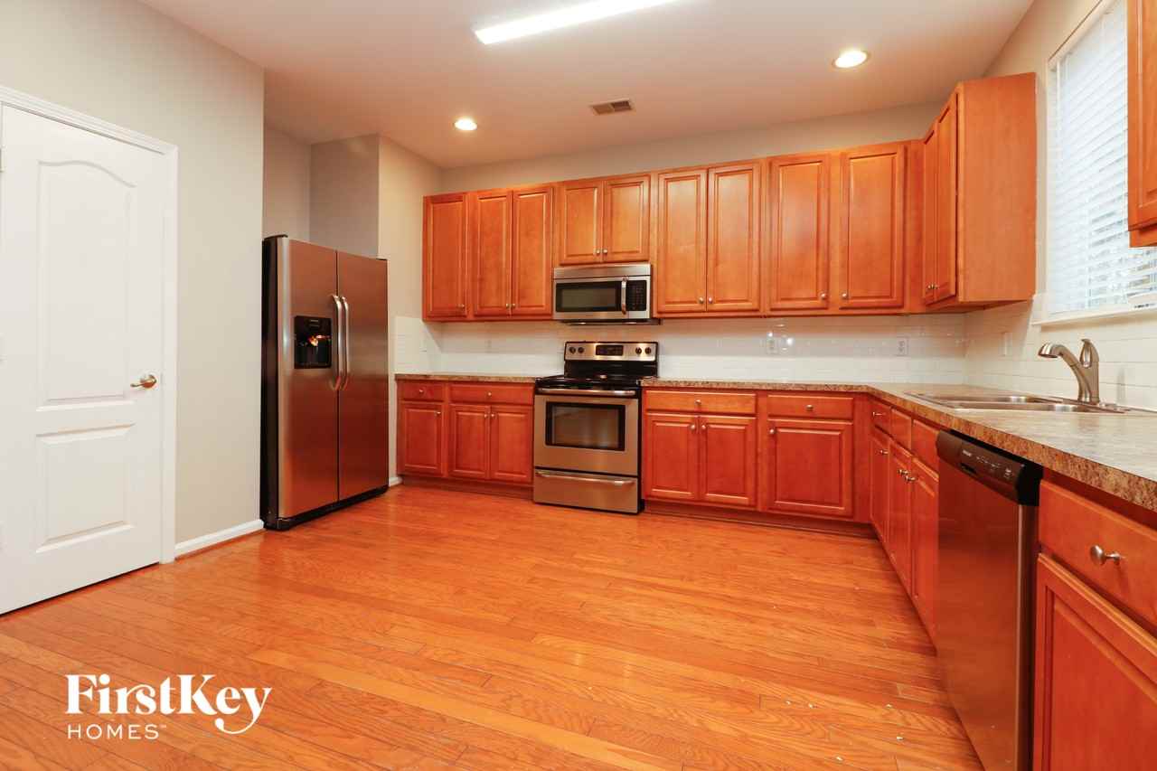 140 Graduate Ln - Photo 6 of 13