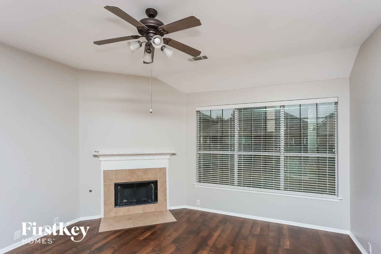 2852 Maple Creek Dr - Photo 2 of 15