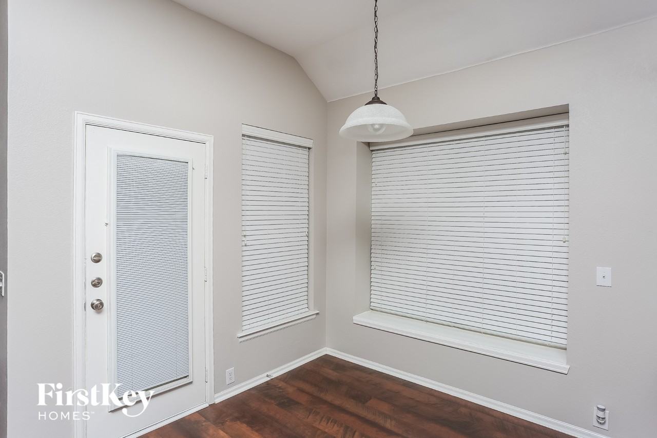 2852 Maple Creek Dr - Photo 4 of 15