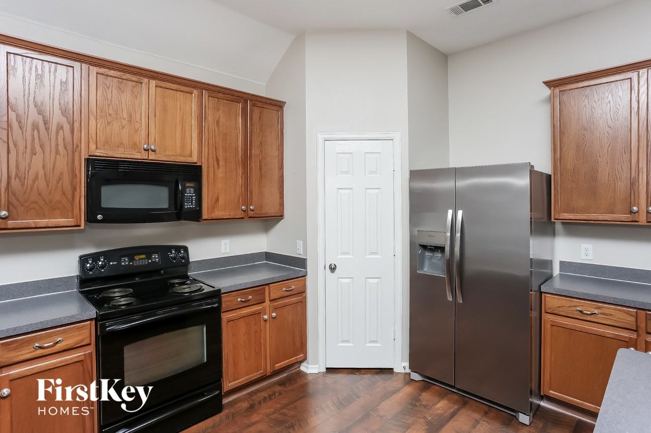 2852 Maple Creek Dr - Photo 5 of 15