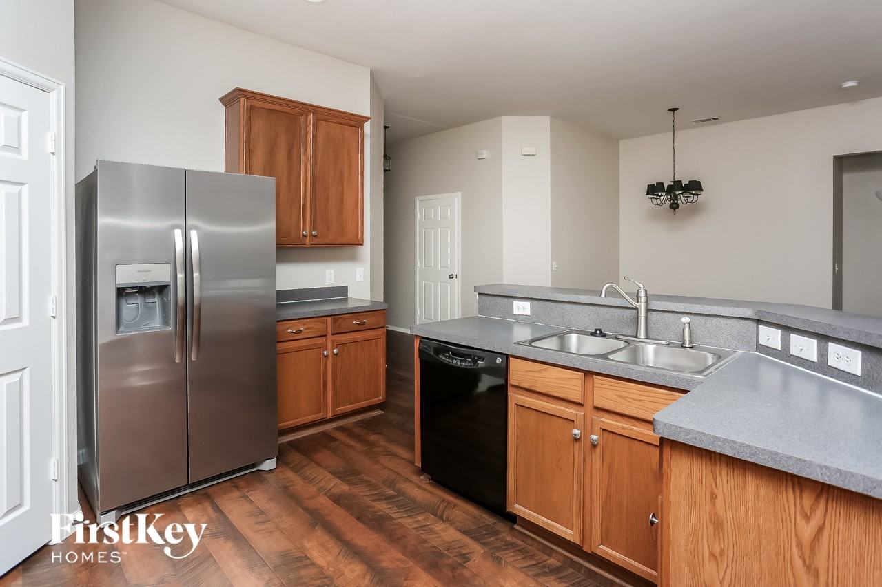 2852 Maple Creek Dr - Photo 6 of 15