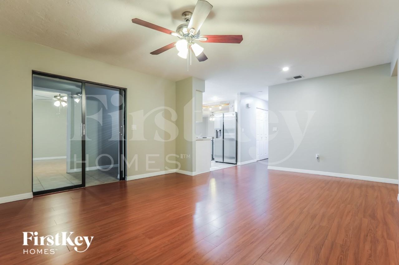 8340 Brandeis Cir W - Photo 3 of 15