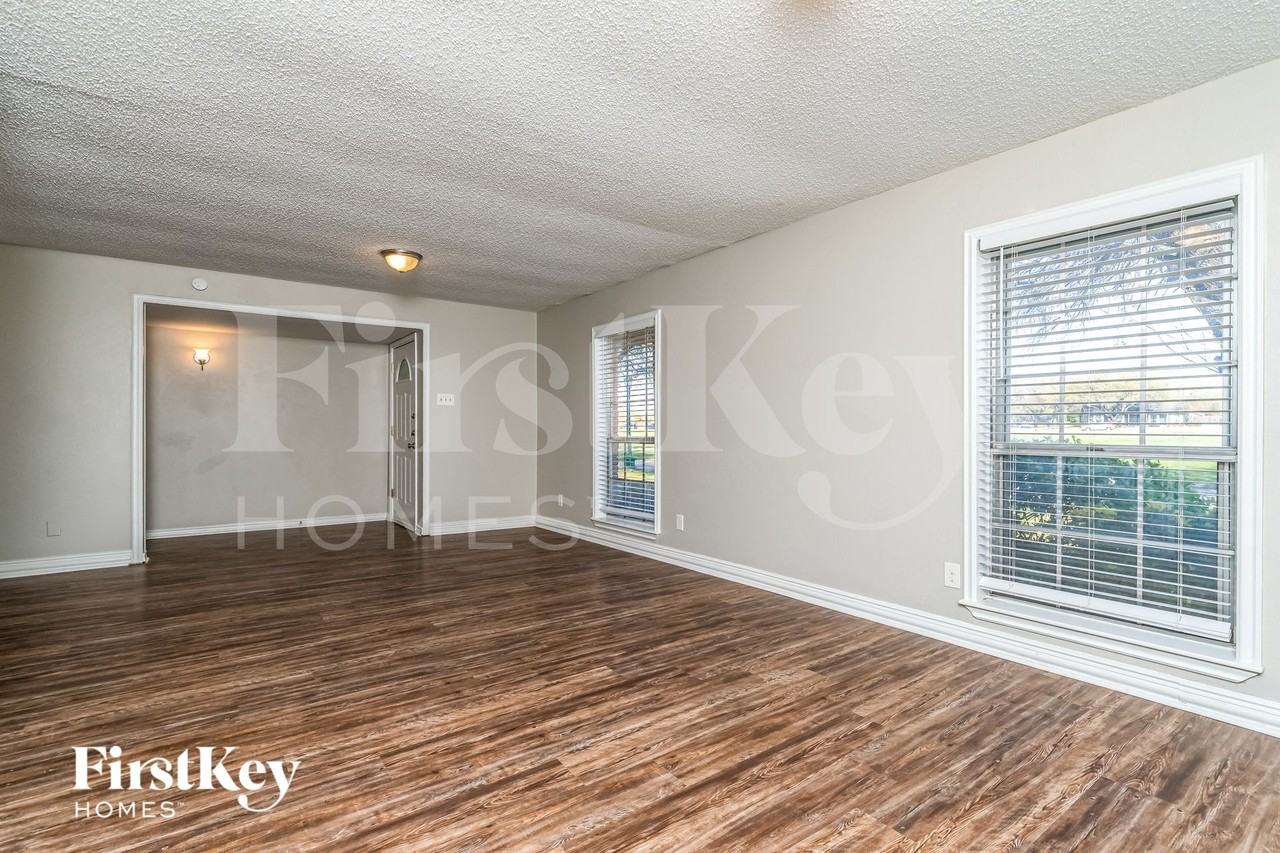 4913 Alta Oaks Ln - Photo 3 of 15