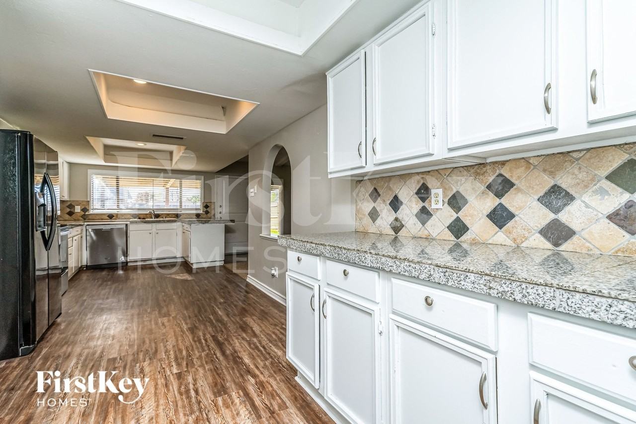 4913 Alta Oaks Ln - Photo 5 of 15