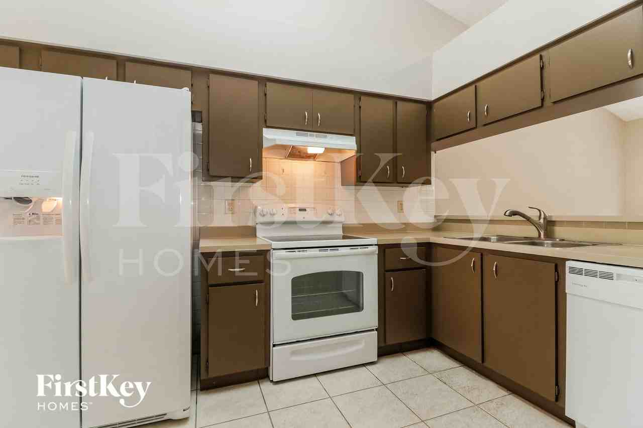 1423 Mohrlake Dr - Photo 5 of 15