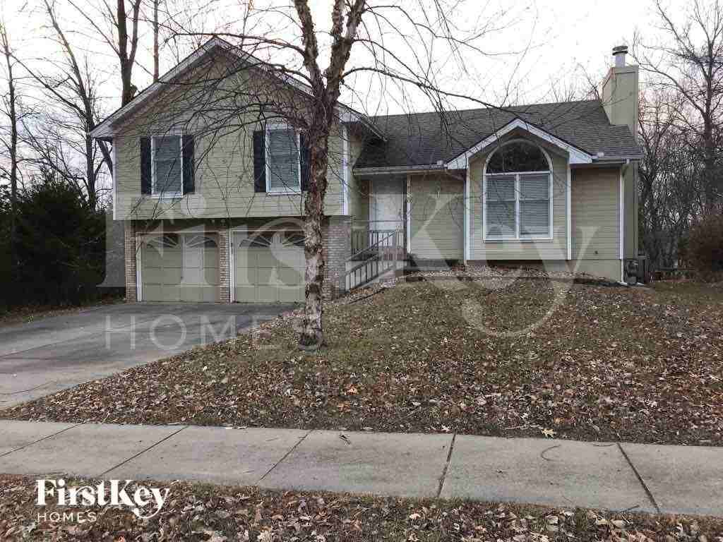 8320 N Allenton Dr - Photo 2 of 37