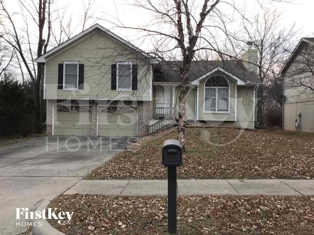 8320 N Allenton Dr - Photo 3 of 37