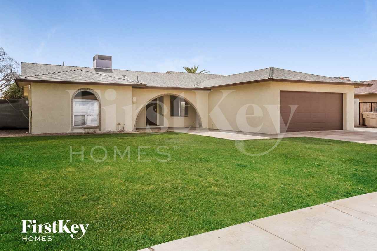 5015 W Mercer Ln - Photo 2 of 15