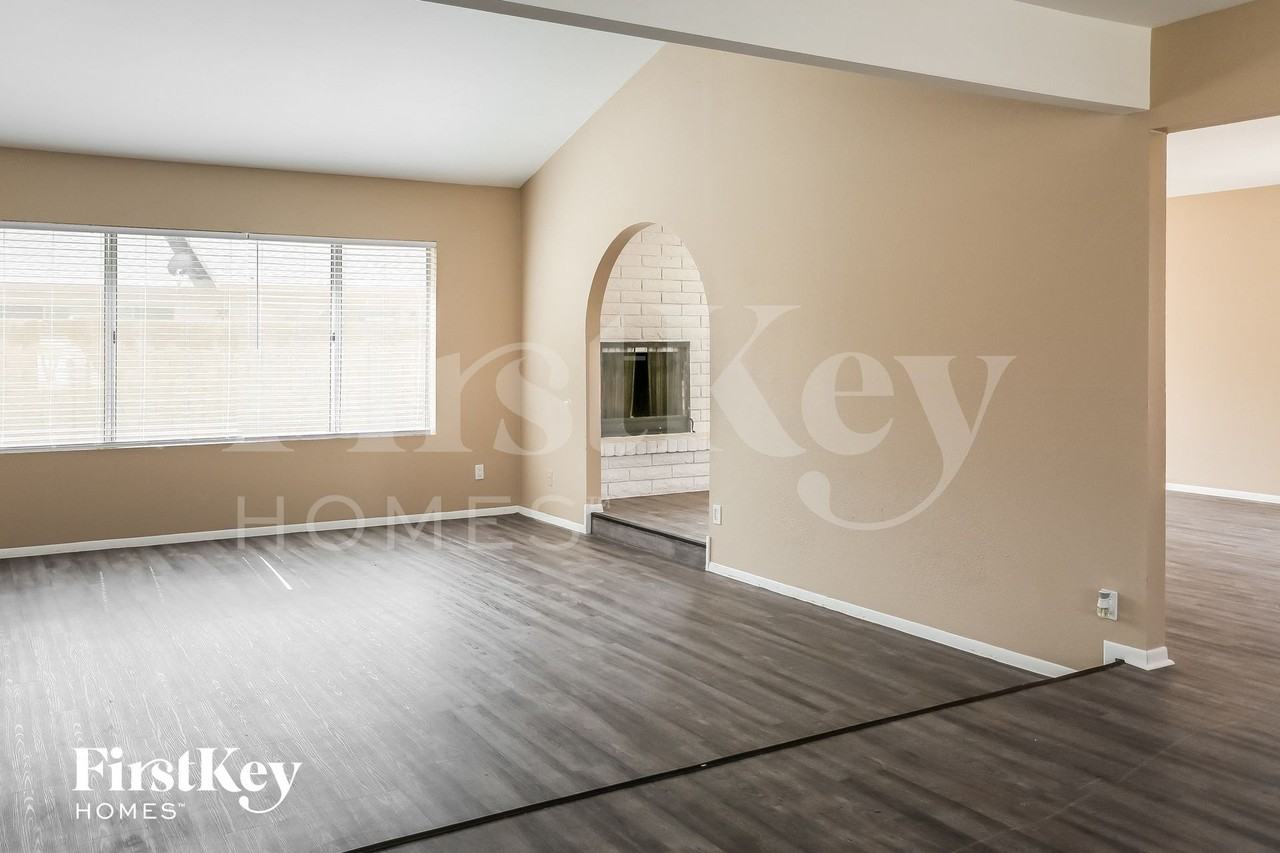 5015 W Mercer Ln - Photo 3 of 15