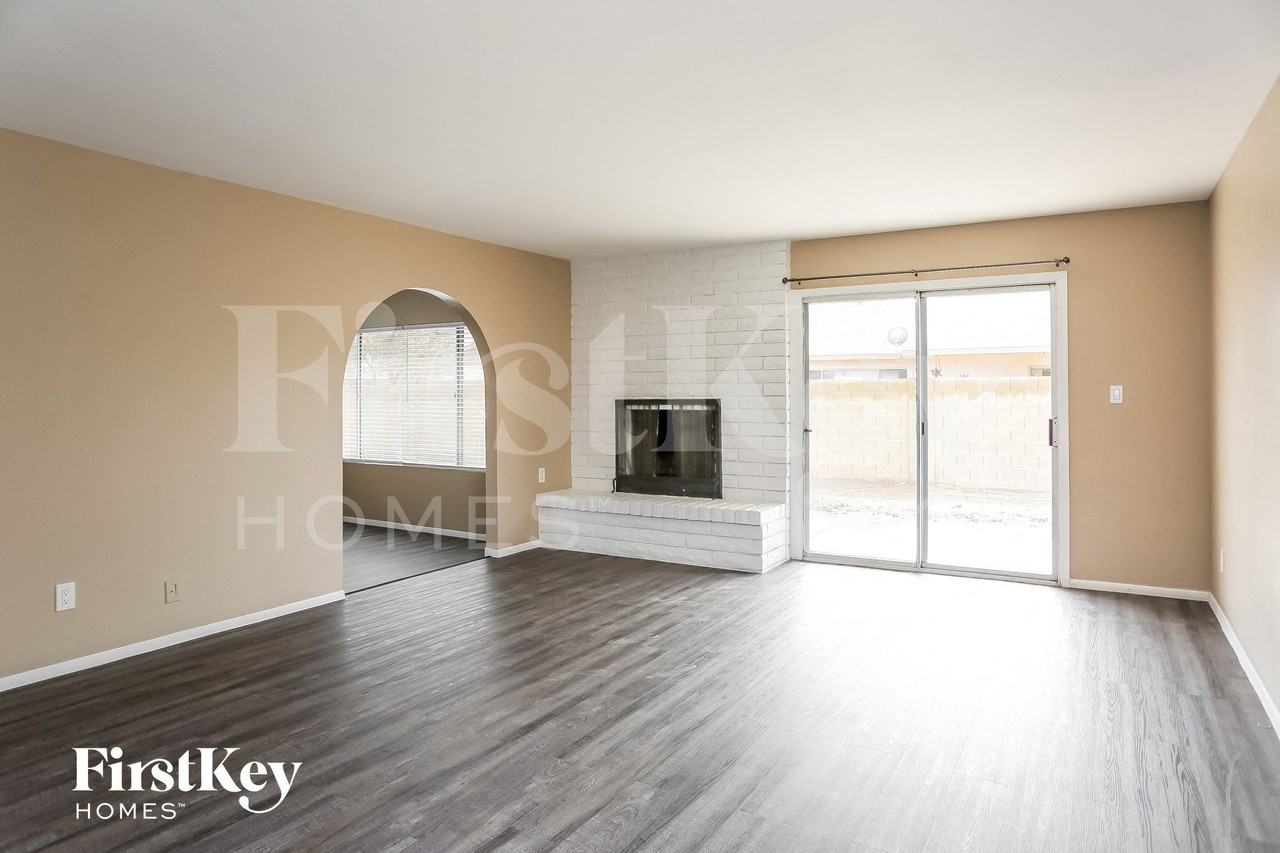 5015 W Mercer Ln - Photo 4 of 15