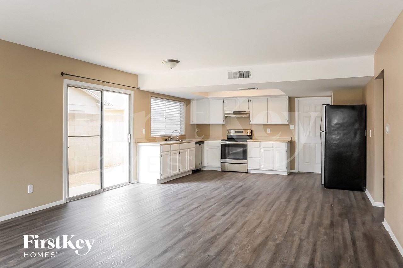 5015 W Mercer Ln - Photo 5 of 15