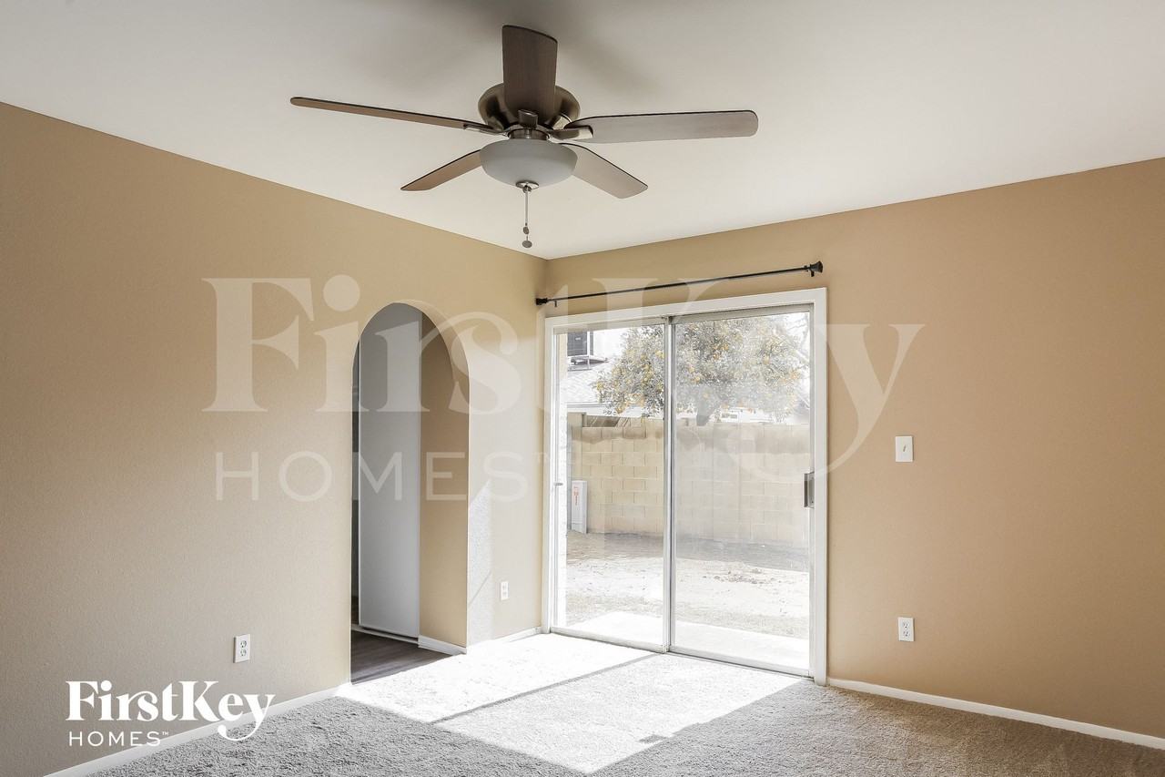 5015 W Mercer Ln - Photo 6 of 15