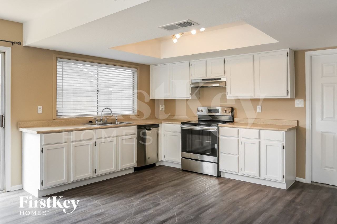 5015 W Mercer Ln - Photo 7 of 15