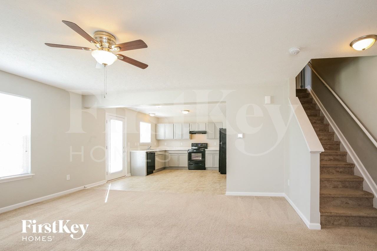 8107 Grove Berry Way - Photo 4 of 15