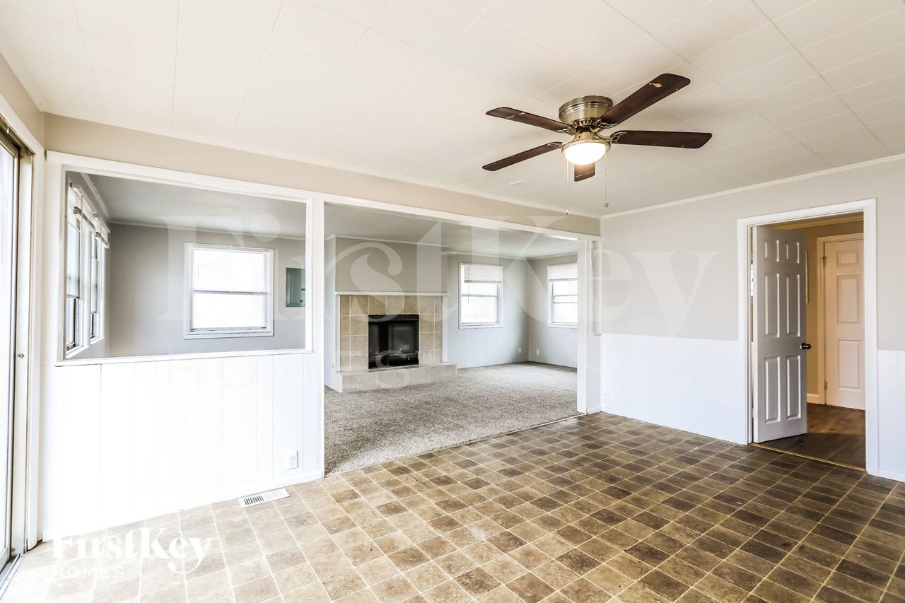 803 Ne 61st St - Photo 3 of 19