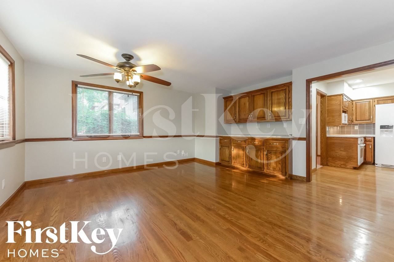 5817 N Indiana Ave - Photo 5 of 15