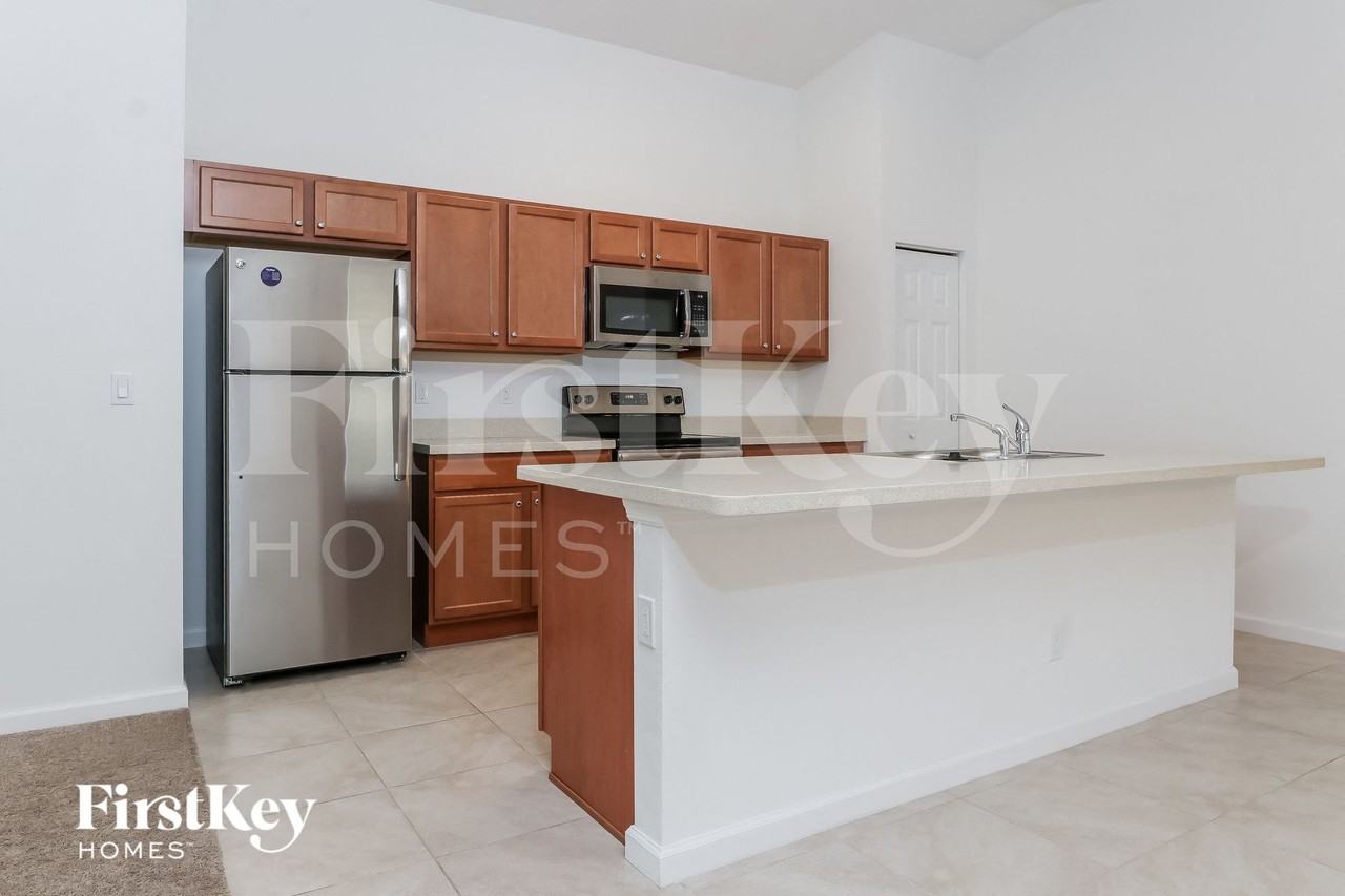 1750 Sw Apache Ave - Photo 6 of 15