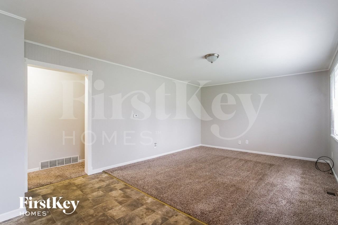 104 E Oak St - Photo 3 of 14