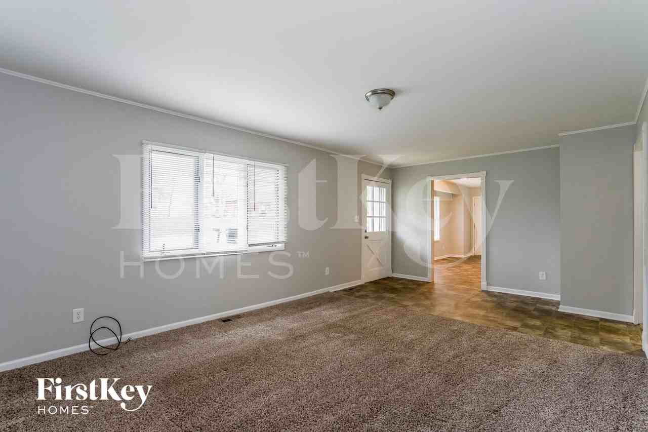 104 E Oak St - Photo 4 of 14