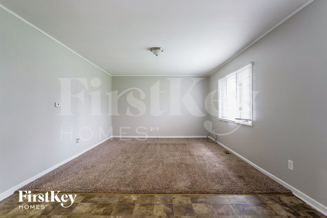 104 E Oak St - Photo 5 of 14