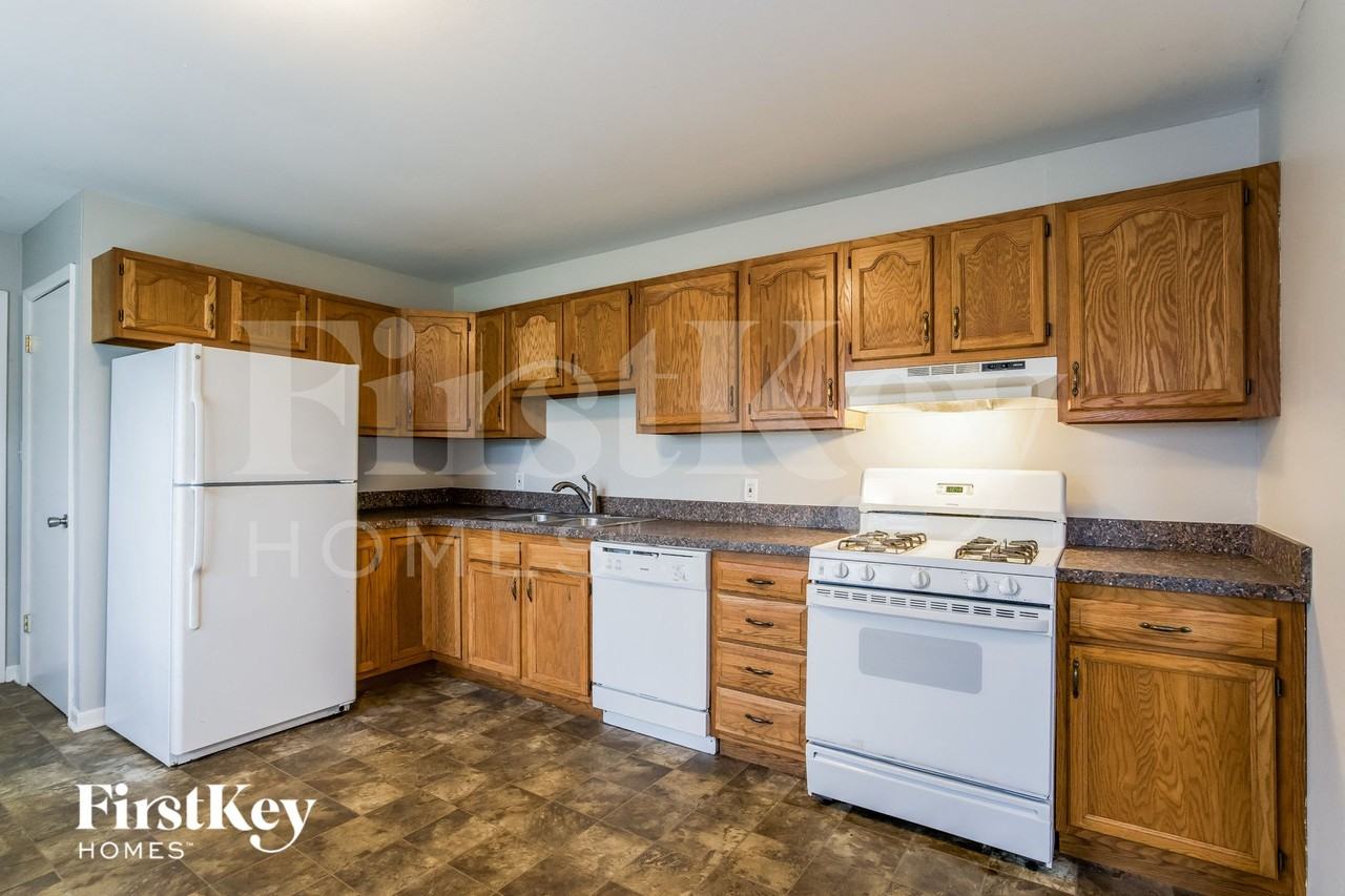 104 E Oak St - Photo 6 of 14