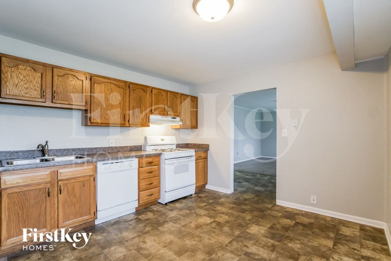 104 E Oak St - Photo 7 of 14