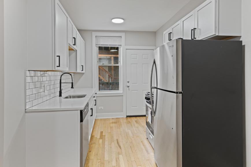 7373 N Damen Ave - Photo 3 of 10