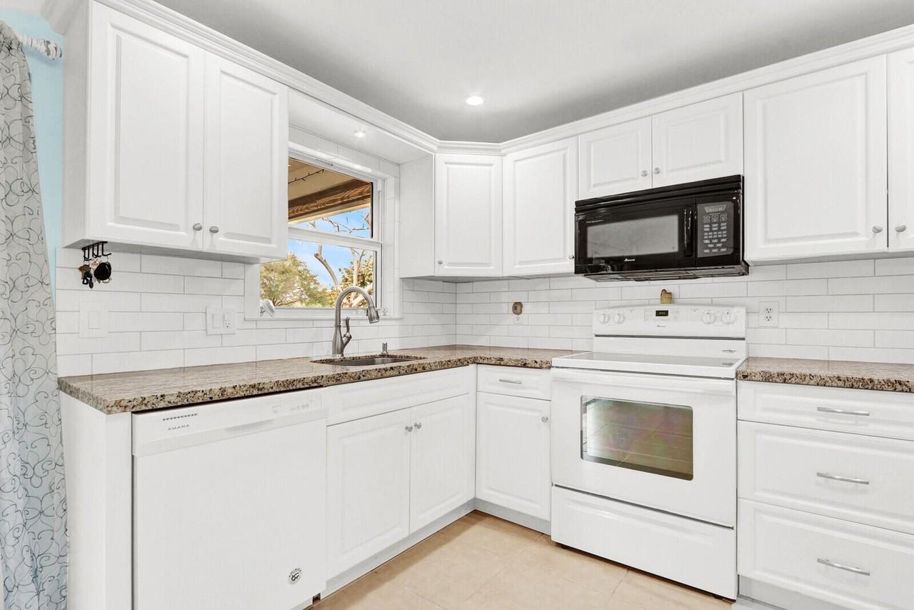 129 Village Cir - Photo 3 of 4