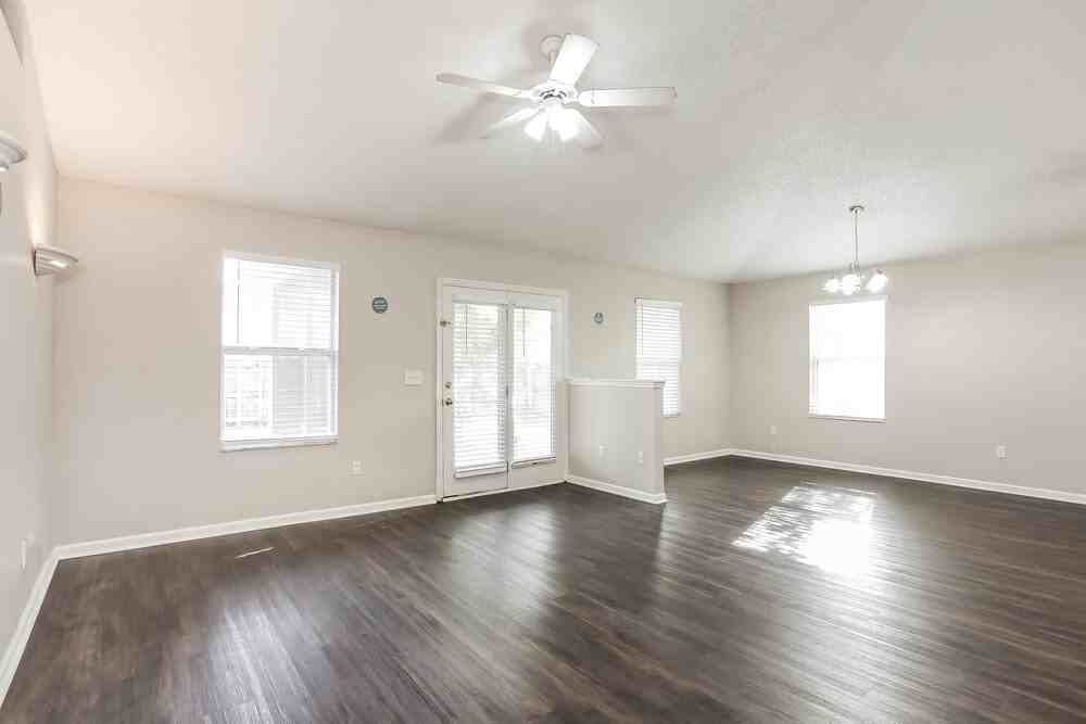 3410 Guernsey Ct - Photo 4 of 16