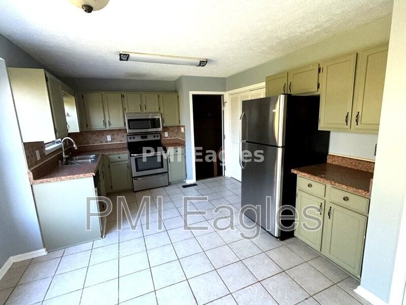 916 Linda Dr - Photo 2 of 14