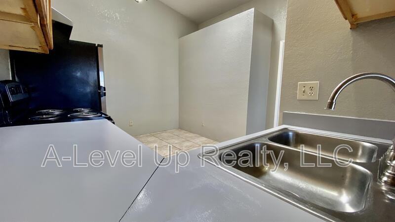 405 E Thoroughbred St - Photo 4 of 11