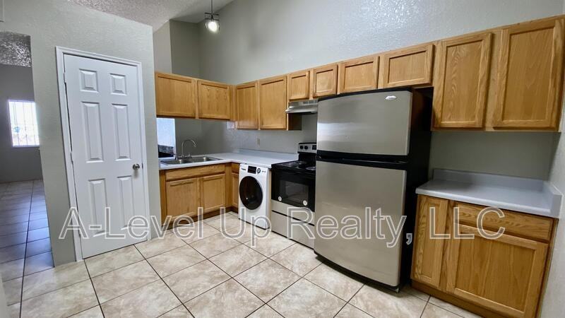 405 E Thoroughbred St - Photo 5 of 11