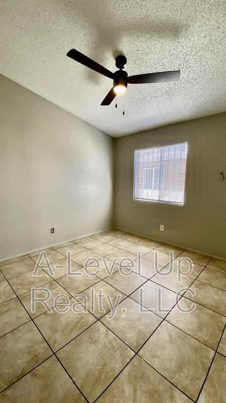 405 E Thoroughbred St - Photo 6 of 11