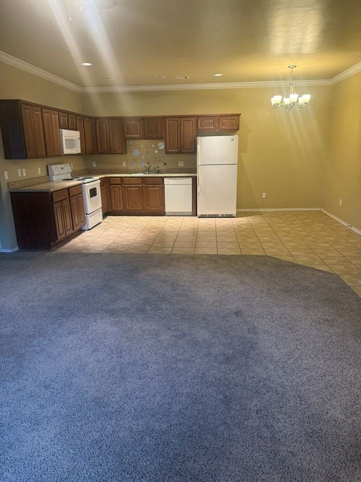 10305 Nw 38th Ter - Photo 6 of 28