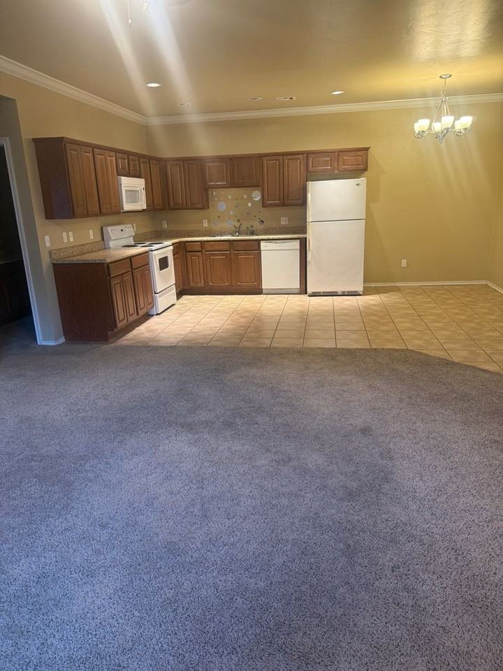 10305 Nw 38th Ter - Photo 7 of 28