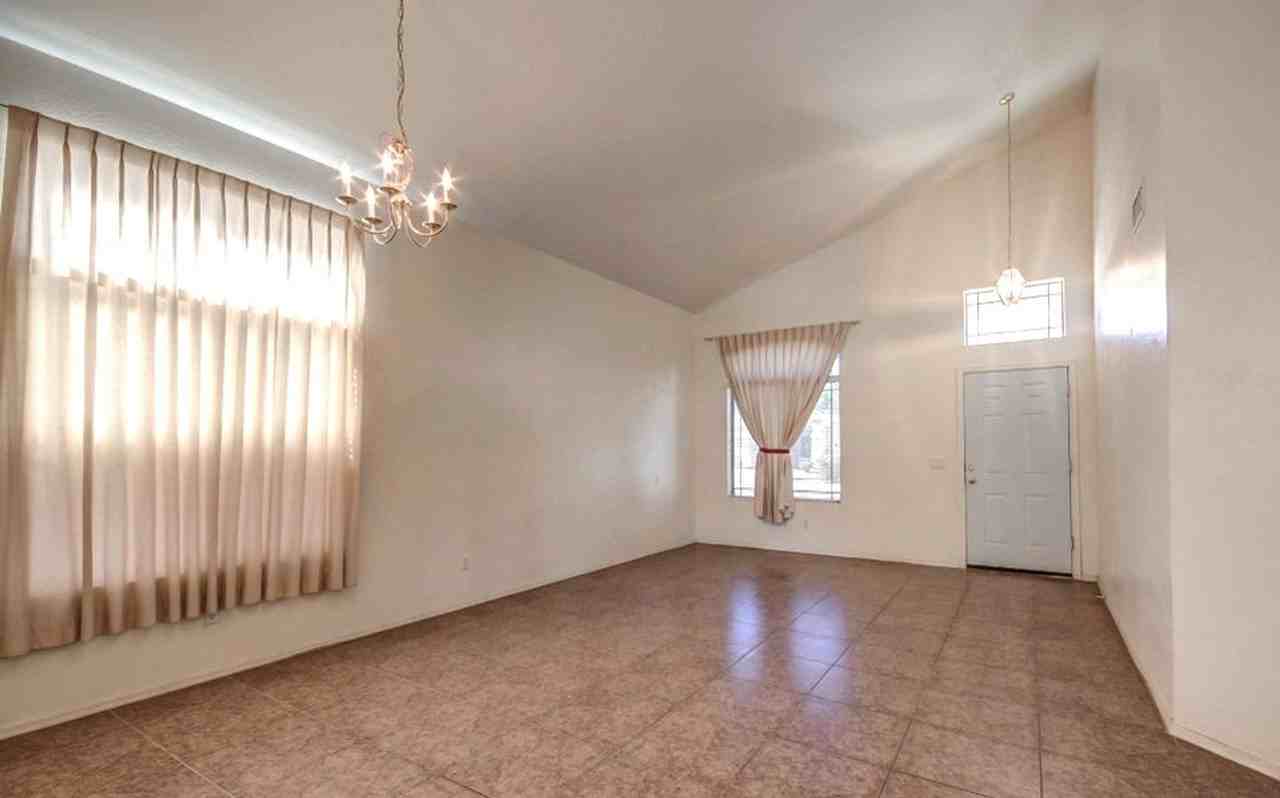 1613 S 105th Dr - Photo 2 of 9