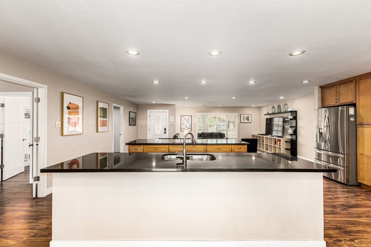 8719 E Osborn Rd - Photo 3 of 32