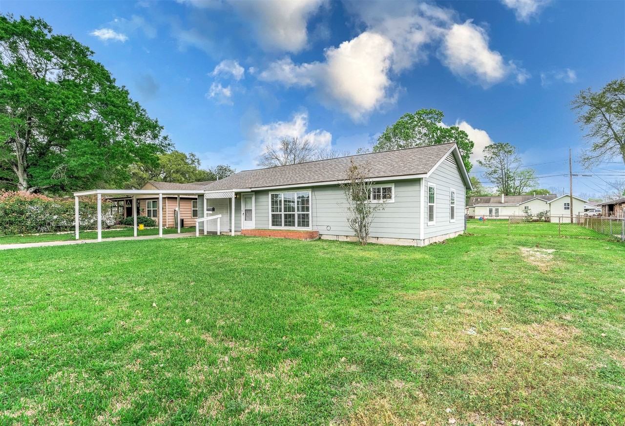 2433 S Austin Ave - Photo 2 of 23